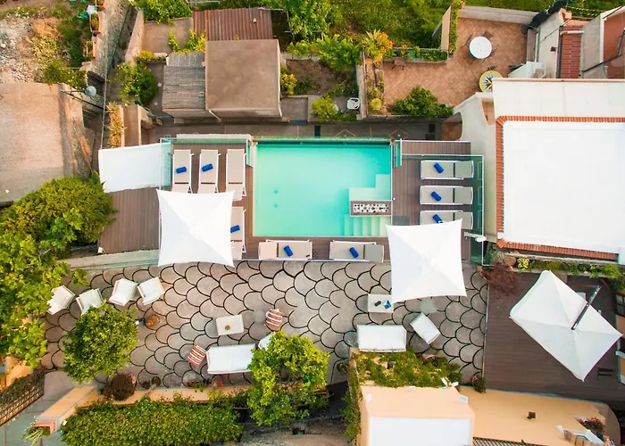 Elegant In With Private Pool Позітано